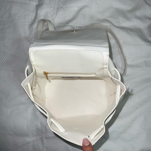 WHITE DRAWSTRING HEART BUCKET BACKPACK - Picture 3 of 3